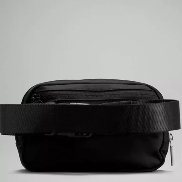 NWT BLACK Lululemon Everywhere Belt Bag - Picture 3 of 4